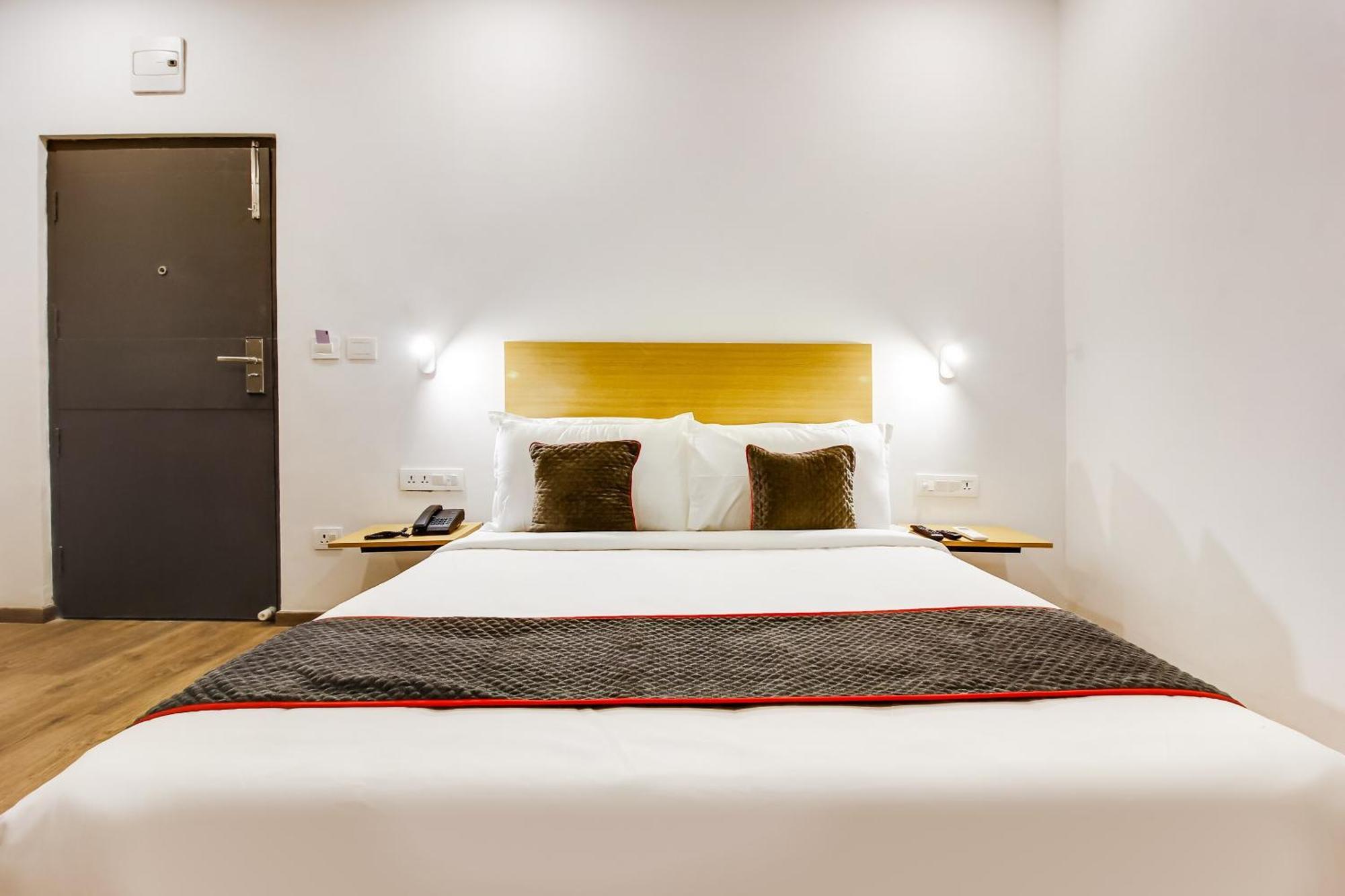 Townhouse De Alphabet Hotel Hyderabad Exterior photo